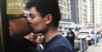 بالفيديو.. شاهد ماذا حدث لرجل حاول تقبيل شرطي في الشارع