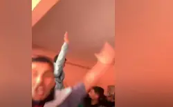 حظي باستقبال الأبطال.. احتفالات تلاميذ بإطلاق سراح زميلهم الذي اعتدى على أستاذه تثير جدلا واسعا (فيديو)