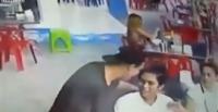 بالفيديو.. شاب يعتدي على فتاة رفضت إعطاءه رقم هاتفها
