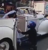 موقف محرج لعروس اعترض حبيبها السابق طريقها لمنعها من الزواج