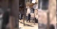 بالفيديو.. أم ترمي ابنها من بلكونة ليلتقطه والده في الأسفل