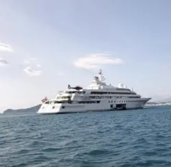 سعره يفوق 130 مليار.. يخت "ليدي مورا" الفاخر يرسو بسواحل المضيق ويثير إعجاب الساكنة والزوار