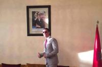 كريستيانو رونالدو يأخذ صورة تذكارية الى جانب صورة الملك محمد السادس