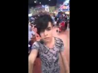 شاذ مغربي يصنع الحدث في الامارات بتصرفاته المستفزة