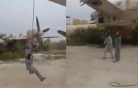 أرجوحة طالبان.. مقاتلو الحركة يحولون طائرة عسكرية لوسيلة ترفيه- فيديو