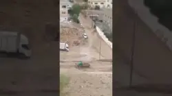 بالفيديو...سيول الأمطار تجرف حافلة وشاحنة ضخمة في الأردن !