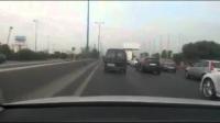 حمار يسابق السيارات على الطريق السيار في المغرب