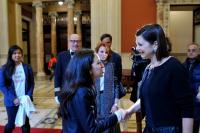 بالفيديو...رئيسة البرلمان الإيطالي تعتذر لطالبة مغربية منعت من ولوج البرلمان والنواب يقفون احتراما لها
