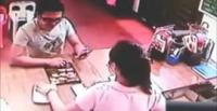 بالفيديو.. موقف محرج للص حاول مغافلة بائعة