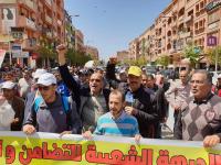 مسيرة حاشدة تجوب شوارع بني ملال ترفض الإجهاز على المدرسة العمومية
