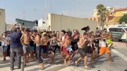 فوضى غير مسبوقة بمعبر تاراخال.. مئات المهاجرين يفلتون من قبضة الحرس المدني الإسباني بسبتة المحتلة(فيديو)