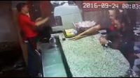 اعطى هاتفه لنادل ليشحنه فسرقه شخص آخر بطريقة غريبة