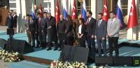 بالفيديو: أردوغان "يخطف" فتاة من بوتين ليلتقط صورة!