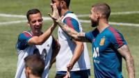 لاعب مغربي يتحول الى حلاق نجوم الليغا..راموس وفاسكيز ونافاس أبرز زبائنه