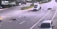 بالفيديو.. شاب سيئ الحظ يتعرض لحادثين في أقل من 15 ثانية