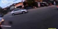 بالفيديو.. سائق دراجة نارية ينجو من الموت ثلاث مرات متتالية