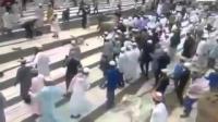 بقرة تطيح بعشرات المصلين