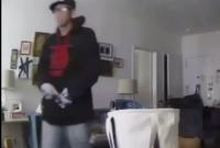 بالفيديو: رجل يشاهد سرقة منزله مباشرة على هاتفه