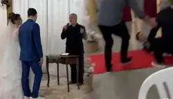 بالفيديو.. عريس يغمى عليه من شدة التأثر بجمال عروسه ويُربك مراسم الزفاف