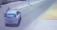 بالفيديو: نجا من حادث مروع فسقط عمود كهرباء على رأسه