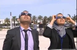 مغاربة يشاهدون الكسوف و تحذيرات من إستخدام العين المجردة