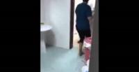 بالفيديو..أب يلقن "علقة ساخنة" لابنه بعدما ضبطه يدخن في المرحاض