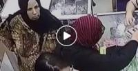 بالفيديو.. امرأة تسرق حقيبة سيدة بموس خبأته في فمها