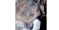 بالفيديو.. أصغر عروسين يثيران ضجة برقصتهما