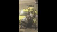 فيديو يثير الجدل على "الفايس" ...طريقة عنيفة لإنزال مسافر مغربي من طائرة بمطار المنارة بمراكش