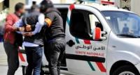 شخص يعتلي سطح سيارة للشرطة ويتسبب في فوضى عارمة