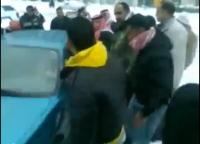 بالفيديو: ملك الأردن ينزل من سيارته ليساعد احد المواطنين بدفع سيارته من بين الثلج