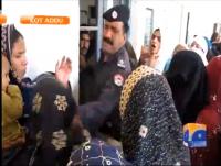 باكستانية تصفع شرطي والشرطي يرد عليها بأقوى منها
