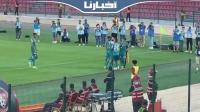 منخرطو الرجاء يحتفلون بهدف الفوز أمام الشباب تحت أنظار آيت منا
