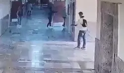 شاب مسلح يقتحم مدرسة تركية ويصيب عدداً من المعلمين والطلاب (فيديو)