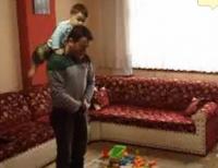 فيديو طفل يعاكس والده أثناء الصلاة 