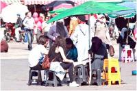 8 سياح أجانب يهاجمون " نقاشات " جامع الفنا بسبب " المنكر "