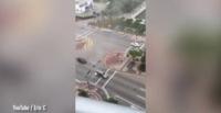بالفيديو.. عاصفة تتسبب في طيران «كراسي» في سماء ميامي