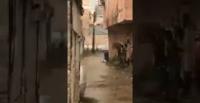 لحظة حدوث تماس كهربائي بعمود بسبب المطر
