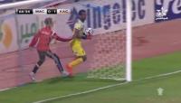 لاعب من ناشئي الوداد يمسك بحارس النادي القنيطري ويطالبه بالاسراع في لعب الكرة