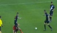 طرد لاعب عض فخذ منافسه