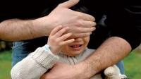 مضطرب نفسي يختطف طفلة عمرها 4 سنوات ويدخلها لشقته وهكذا تم العثور عليها عارية