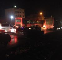 عاجل بالفيديو..."نايضة" بين الطلبة و"الطوبيسات" وتكسير زجاج بعضها وشل حركة المرور بالطريق الوطنية رقم 8