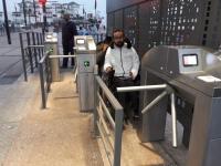 محطة الترامواي الجديدة بحي البرنوصي بدون ولوجيات..وذوو الاحتياجات الخاصة يحملون فوق الأكتاف (صور)