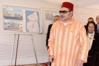 الملك يظهر بالعكاز خلال تدشينات بالمحمدية
