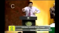 بالفيديو: نائب برلماني مكسيكي يتجرد من ملابسه احتجاجا على النهب والفساد
