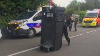 شخص مسلح يحتجز رهائن بفرنسا ويهدد بتفجير نفسه