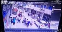 بالفيديو.. كلب ضخم يهاجم امرأة أثناء سيرها ويسقطها أرضا