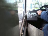 صورة اليوم : سائق حافلة يمسك ب"جوان" ويضع أمامه "السبسي"