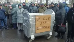 احتجاجات في أوكرانيا تنتهي بإلقاء مدير مستشفى في حاوية قمامة