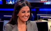 مذيعة لبنانية تنفجر من الضحك و تفقد السيطرة على نفسها